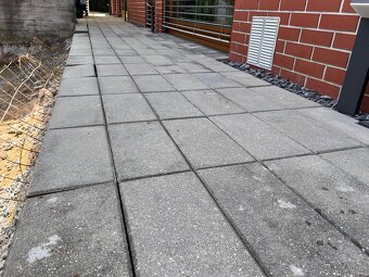 Použitá dlažba – přírodní beton, cca 300 ks – za odvoz - 2