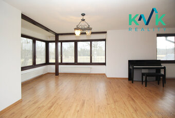 Nádherný rodinný dům u rybníka s pozemkem o rozloze 10355 m² - 2
