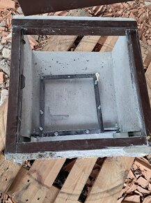 Pilíř na plynoměr s dvířkama a betonová stříška - 2