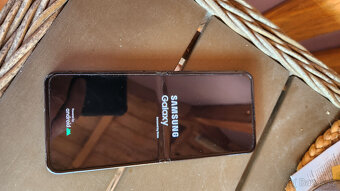 Galaxy Z FLIP 4 8/256GB PLNĚ FUNKČNÍ S VADOU V POPISU - 2