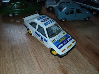 Ford esccort 1:24 bburago - 2