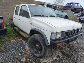 Nissan Navara 2,5D 59kW 1996 4x4 JEZDI, DILY nebo cely - 2