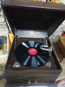 Historický gramofon na kliku - 2
