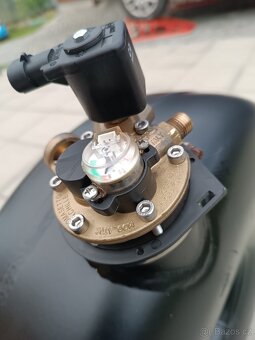 LPG plynová nádrž místo rezervy - 2