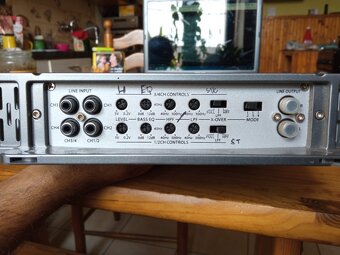 4 KANÁLOVÝ AUTOZESILOVAČ 4X 200 W SPEKTRON - 2