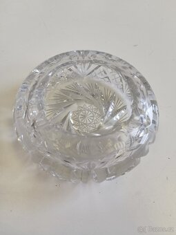 Broušený skleněný popelník s hvězdicovým motivem - 2