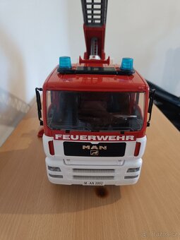 BRUDER 2771 Hasiči auto MAN - požární žebřík + maják - 2