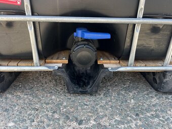 Černé IBC 1000l •FABRICKY ZREPASOVANÉ•KOV PALETA• - 2