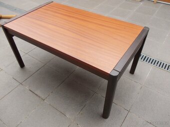 Konferenční stolek s deskou dýhovanou mahagonem . - 2