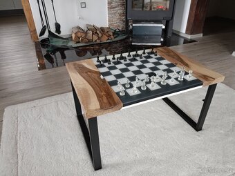 Šachový epoxidový stolek z ořechu + figurky - 2
