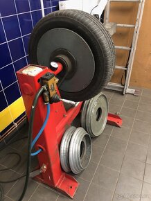 Zkoušečka pneumatik-testr. - 2