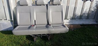 PRODÁM ZADNÍ TROJSEDAČKU DO VW TRANSPORTER T5 ŠEDÁ PĚKNÁ - 2