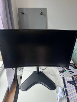 Zakřivený monitor Samsung 27" C27F390 - 2