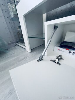Moderní TV stolek – bílý lesk, minimalistický - 2