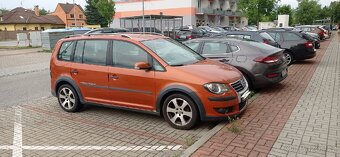 Volkswagen Touran Crocs v horším stavu ale pojízdný. - 2