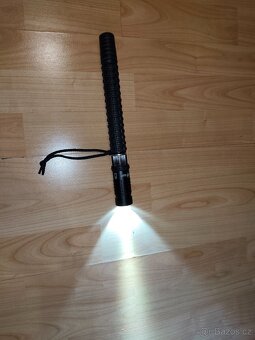 Kalený teleskopický obušek ESP 21" se svítilnou - 2