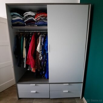 Šatní skříň s posuvnými dveřmi - 2