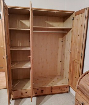 Šatní skříň  3 dvéřová - 2