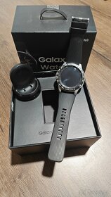 Samsung Galaxy Watch 46mm se spoustou řemínků - 2