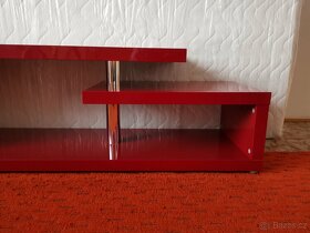Červený TV stolek + 2 červené police na zeď - 2