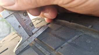 PRODÁM 2 LETNÍ PNEU PIRELLI 275/40/19, CENA JE ZA 2 KUSY PNE - 2