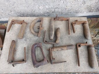 Staré žehličky a části. - 2