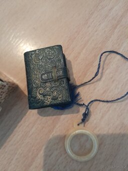 Stará miniatura Korán s lupou - 2