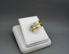 Krásný silný zlatý prsten s kamínky - 2