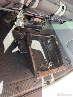 Kostka pod sedacku VW T5 - 2
