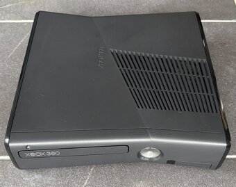 Xbox 360 (250 GB) + Kinect, ovladač, hry - 2