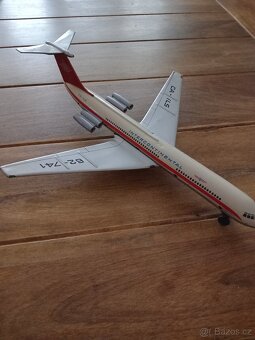 Staré plechové letadlo na setrvačník - 2