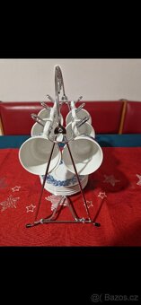 Šálky ve stojanu - 2