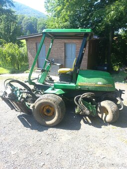 Vřetenová sekačka John Deere. - 2