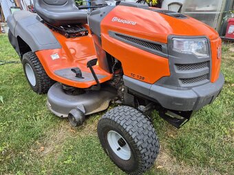 Zahradní sekací traktor Husqvarna TC 138. - 2