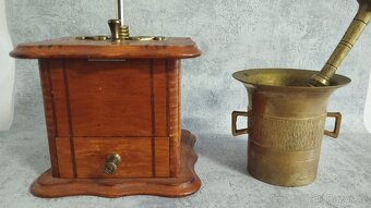 Starý mlýnek na kávu s intarzii + hmoždiř celek za 1599,- - 2