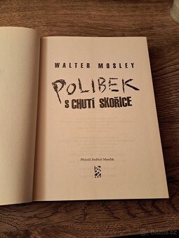 Polibek s chutí skořice - Walter Mosley - 2