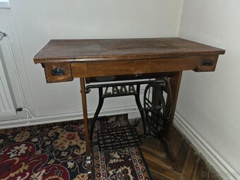 šicí stroj LADA - 2