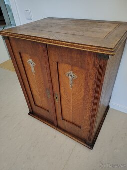 Starožitný skříňový šicí stroj - 2