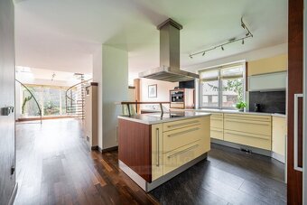 Prodej nadstandartního domu 342 m2 , s pozemkem 1534 m2, Sru - 2