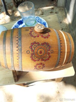 Stary dreveny soudek na víno, alkohol - 2