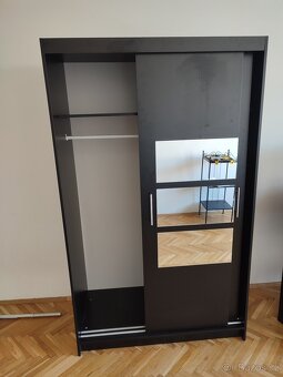 Šatní skříň černá - 2