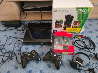 Xbox 360 + 2 ovladače + hry - 2