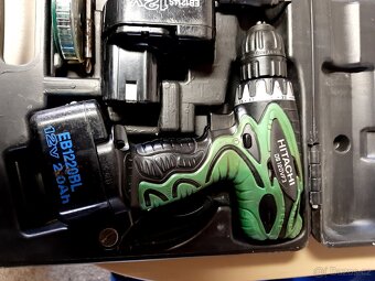 Hitachi akušroubovák+svítilna kufr - 2