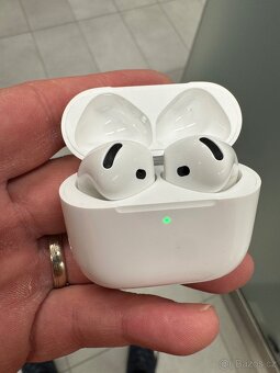 Prodám sluchátka Apple Air Pods 4 - 2