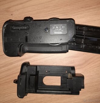 Battery grip - Nikon D7000 - 2