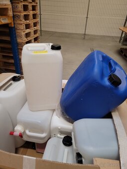 Prázdné kanystry různé velikosti - 2