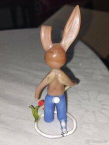 J.Brychta skleněná figurka zajíc s pomlazkou - 2
