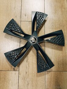 Škoda Kryt hliníkového disku pro 18" PROCYON černá-matná - 2
