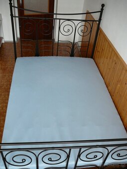 kovová postel 140 x 200 cm s roštem - 2