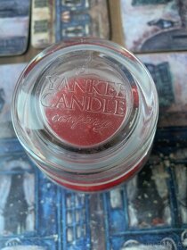 Nepálená svíčka Yankee Candle 411g, True rose - 2